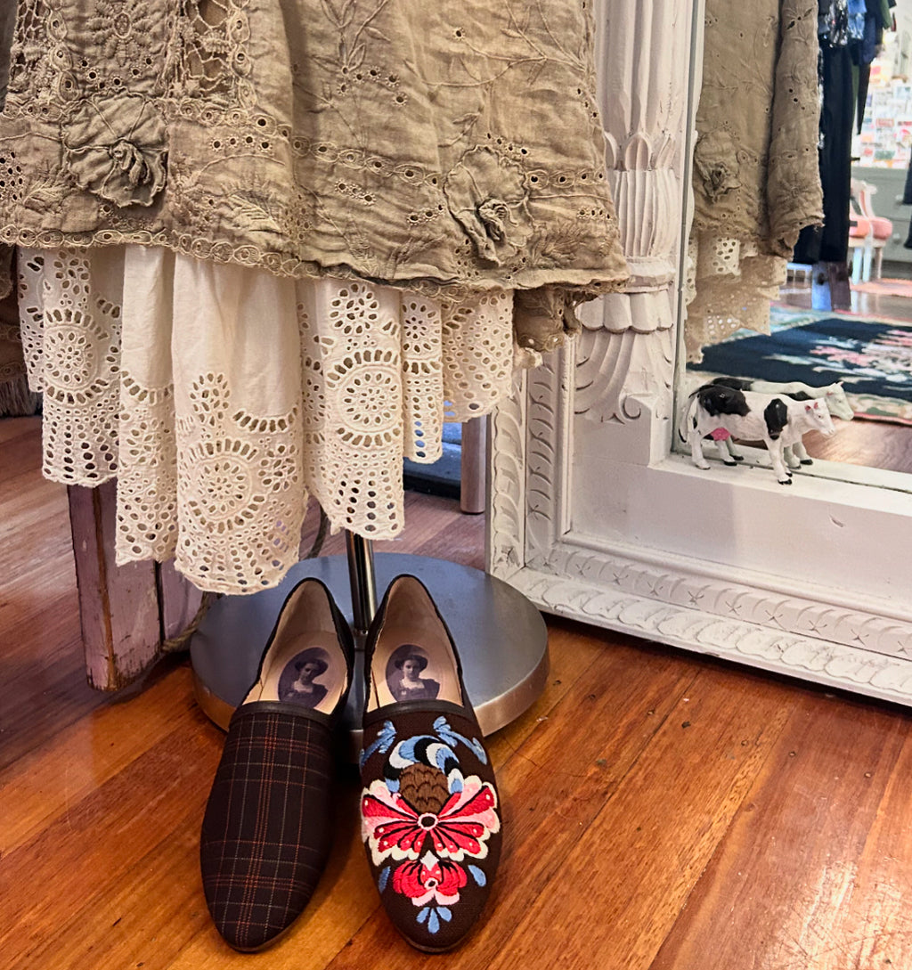 Circular by M.A.Dainty in choc/flowers - Cecil & Gunn Collections